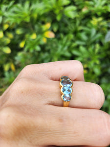 1936: Vintage: 18ct Gold 5 Blue Aquamarines Stacker Dress Ring- Gorgeous