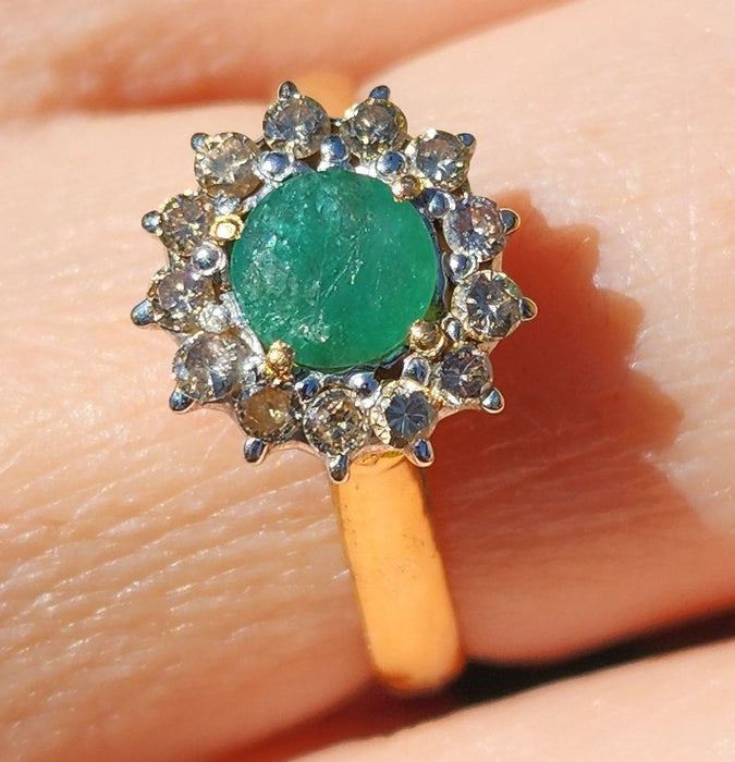 6520 Vintage: 18ct Yellow Gold Emerald & Diamond Round Cluster Ring