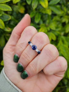 0480: Vintage: 18ct Gold Cornflower Blue Sapphires Trilogy Diamonds Ring- Exquisite