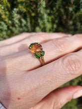 Cargar imagen en el visor de la galería, 1415: Vintage: 9ct Gold Citrine Diopsides Dress Ring- lovely colour combination
