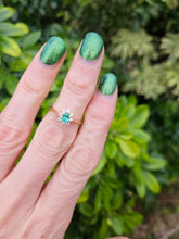 Load image into Gallery viewer, 0450 Vintage: 18ct Gold Emerald Diamonds Daisy Flower Head Ring- Lovely
