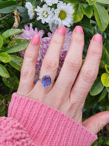 7220:Vintage Rare: 10ct White  Gold Colour Change Blue Fluorite Cocktail Ring- lovely cut and colour array