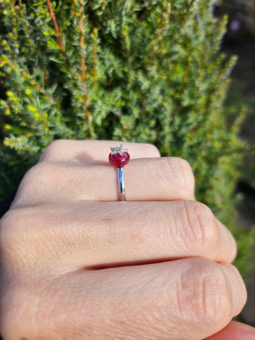 1500: Vintage: 18ct White Gold Ruby Dress/Stacker&nbsp; Ring- petite, cute, sparkly