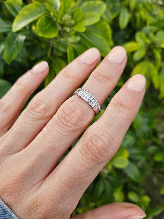 1059: Vintage: 18ct White Gold Diamonds Stacker/Dress Ring- crisp, clean , eye candy