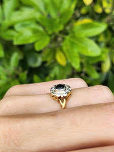 6070: Vintage 18ct Gold Blue Sapphire & 8 Diamonds Daisy Cluster Ring- Old is beautiful