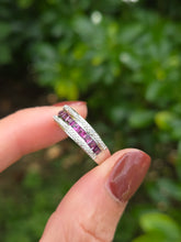 Cargar imagen en el visor de la galería, 2118: Vintage: 9ct White Gold Almandine Garnets Stacker Ring- Picture perfect
