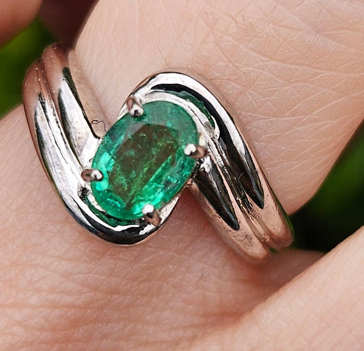 1300: Vintage: 9ct White Gold Illusion Set Emerald Ring- gorgeous