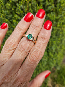 1609: Vintage: 14ct Gold Emerald Diamonds Ring- petite, sparkling and cute