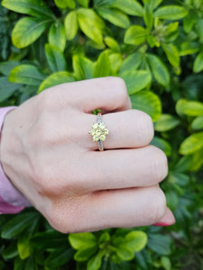 0523: Vintage: 9ct Gold Heliodor Glacier Topaz Flower Head Ring- lovely