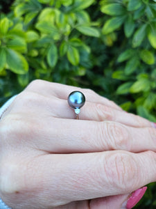 0908: Vintage; 18ct White Gold Tahitian Black Pearl Diamonds Ring- crisp, clean eye candy