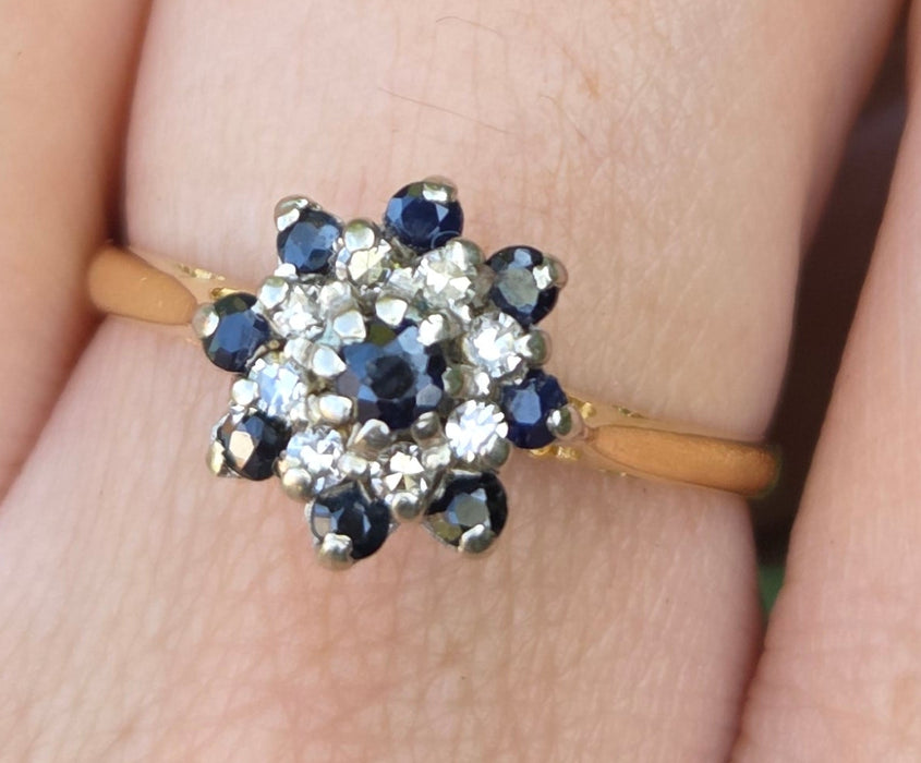 6163: Vintage: 18ct Gold Blue Sapphires Diamonds Cluster Ring- natural, sparkling beauty