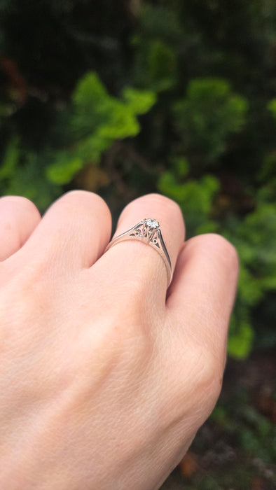 2416: Vintage 9ct White Gold Round Full Cut Diamond Solitaire