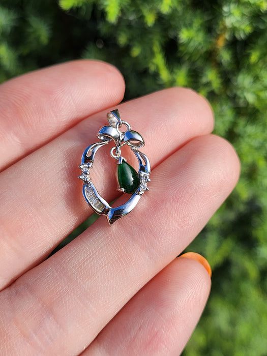2101: Vintage; 18ct White Gold Emerald 10 Natural Diamonds Pendant- Crisp, Clean, Eye Candy