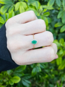 0814: Vintage: 18ct Gold Emerald 16 Diamonds Daisy Ring-