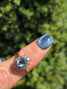 2338: Vintage: 18ct Gold Blue Aquamarine 12 Diamonds Ring - Platinum setting