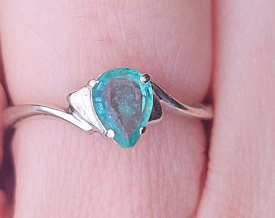 1393: Vintage: 9ct White Gold Pear Cut Emerald Solitaire- cute, petite, eye candy