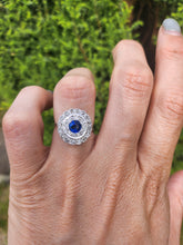 Cargar imagen en el visor de la galería, 9079:Vintage: 18ct White Gold Cornflower Blue Sapphire 23 Diamonds Art Deco Style Target Ring
