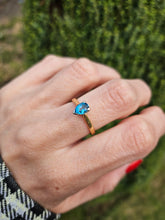 Load image into Gallery viewer, 0875: Vintage: 9ct Gold Persian Blue Pear-Cut Topaz Ring- a lovely solitaire
