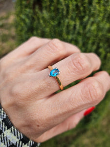 0875: Vintage: 9ct Gold Persian Blue Pear-Cut Topaz Ring- a lovely solitaire