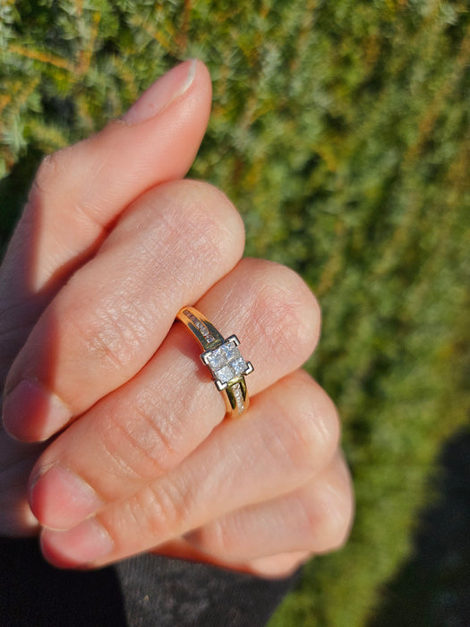 1091: Vintage: 18ct Gold 16 Diamonds Dress Ring- High Calibre,, natural diamonds