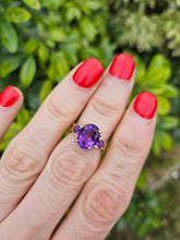 Cargar imagen en el visor de la galería, 0963: Vintage: 9ct Gold Amethysts Diamonds Cocktail Ring- a beauty

