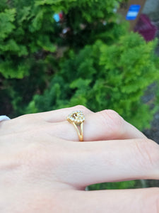 0860: Vintage: 18ct Gold 28 Diamonds Heart- Set Ring- love, cute, sparkling