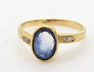 2308: Vintage:, 18ct Gol Cornflower Blue Sapphire Diamonds Ring- Lovely cut & colour