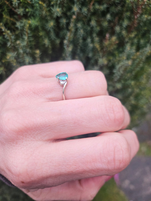 1393: Vintage: 9ct White Gold Pear Cut Emerald Solitaire- cute, petite, eye candy