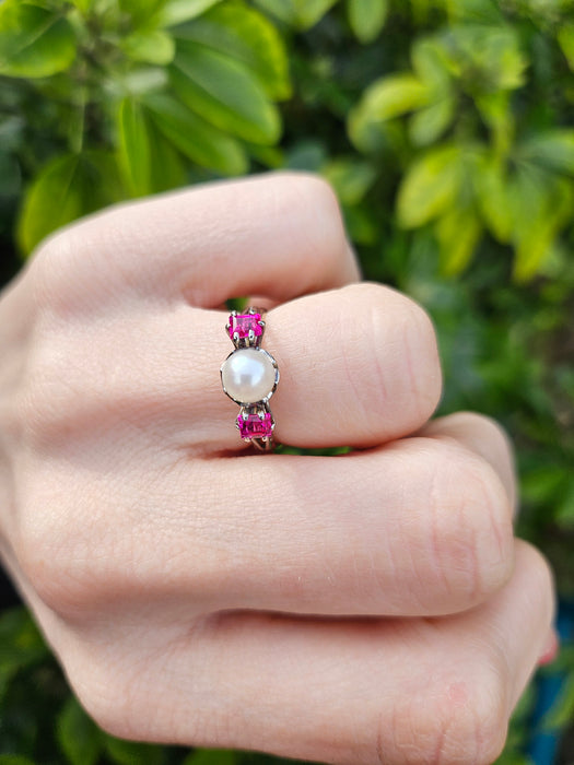 0810: Vintage: 18ct White Gold Cultured Pearl Rubies 3_Stone Ring- eclectic design