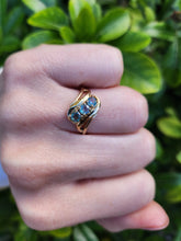 Load image into Gallery viewer, 8314: Vintage: 9ct Gold Mint Green Topaz Trilogy Ring- elegant, eye candy
