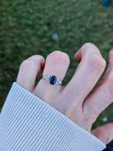 Load image into Gallery viewer, 0682: Vintage: 18ct Gold Cornflower Blue 6 Diamonds Trefoil Set Ring
