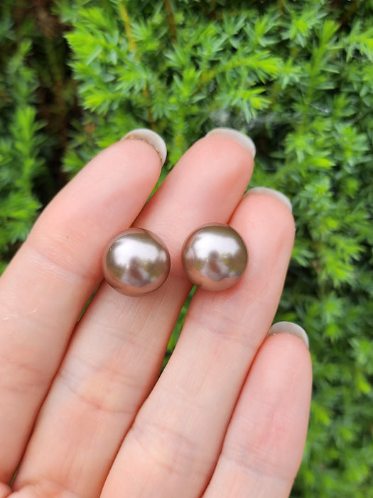 1553: Vintage: 14ct Gold Silver/Grey Tahitian Pearls Stud Earrings- stylish & good weight.