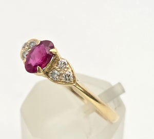 Vintage: 18ct Gold Ruby Diamonds Trefoil Set Ring- Lovely piece