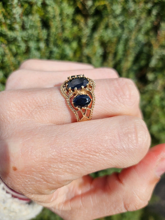 1171: Vintage: 9ct Gold Australian Blue Sapphires Trilogy Ring - Size U1/2, lovely stones.