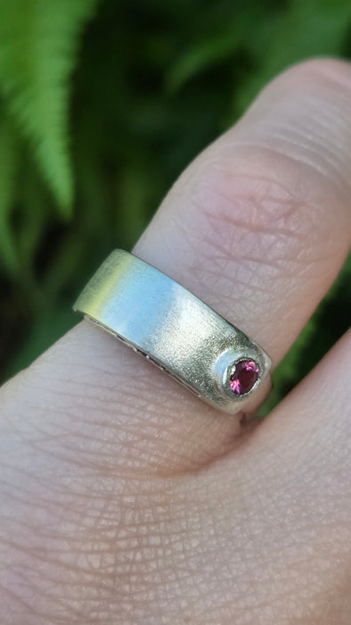 Vintage: Platinum 950 Red Garnet Signet Ring a striking statement