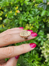 Load image into Gallery viewer, 6122: Vintage Rare: 9ct Gold Photo Locket/Mourning Signet Ring- lovely condition
