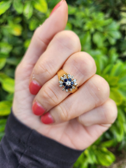 6065 Vintage: 18ct Yellow Gold French Blue Sapphire & Diamond Flower Head Ring — From 1960s