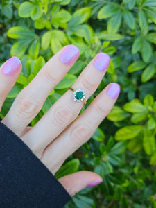 0934: Vintage; 18ct Gold Emerald 10 Diamonds Flower Head Ring- sparkling beauty