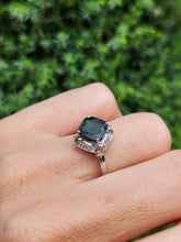 Cargar imagen en el visor de la galería, 1972: Vintage: 9ct White Gold Green Tourmaline 12 Diamonds Ring- sparkling beauty
