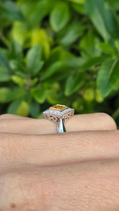 2286 Vintage: 18ct White Gold Yellow Sapphires Diamonds Geometric Set Ring