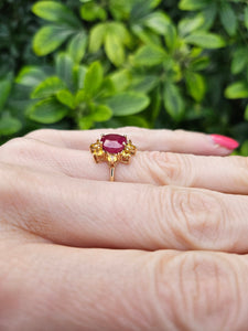 0806: Vintage: 9ct Gold Yellow Sapphires & Ruby Flower Head Ring-lovely combination