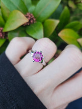 Load image into Gallery viewer, 0559: Vintage: 9ct White Gold Vivid Round Cut Purple/Hot pink Sapphire- LUSH!
