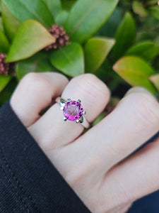 0559: Vintage: 9ct White Gold Vivid Round Cut Purple/Hot pink Sapphire- LUSH!