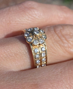 1872: Vintage: 18ct Gold 25 Diamonds Cluster Ring - sparkling symmetry