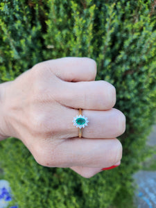 1680: Vintage; 18ct Gold Emerald Diamonds Daisy Flowerhead Ring- delightful