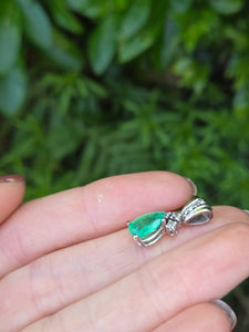 2069: Vintage 18ct White Gold Pear Cut Emerald Diamonds Pendant- Petite perfection.