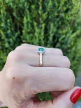 Load image into Gallery viewer, 1680: Vintage; 18ct Gold Emerald Diamonds Daisy Flowerhead Ring- delightful

