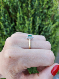 1680: Vintage; 18ct Gold Emerald Diamonds Daisy Flowerhead Ring- delightful