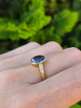 Cargar imagen en el visor de la galería, 2308: Vintage:, 18ct Gol Cornflower Blue Sapphire Diamonds Ring- Lovely cut &amp; colour
