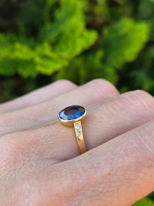 2308: Vintage:, 18ct Gol Cornflower Blue Sapphire Diamonds Ring- Lovely cut & colour